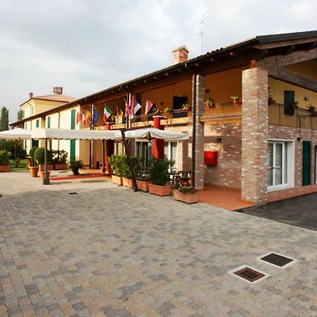 Hotel Gabarda Carpi Luaran gambar