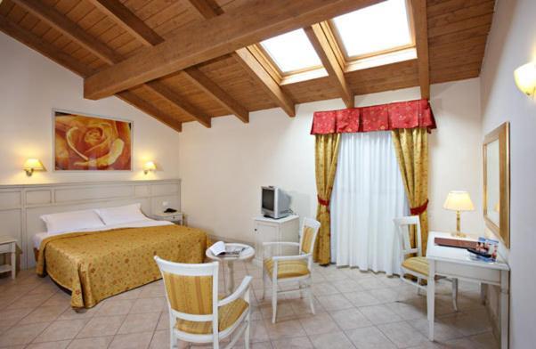 Hotel Gabarda Carpi Bilik gambar