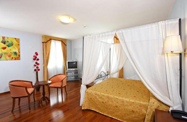 Hotel Gabarda Carpi Bilik gambar