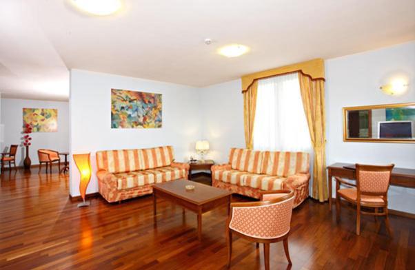 Hotel Gabarda Carpi Luaran gambar