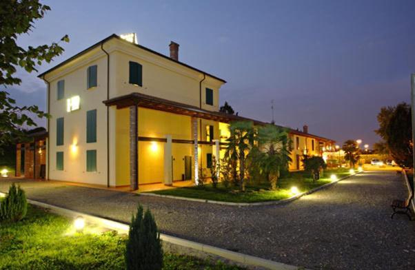 Hotel Gabarda Carpi Luaran gambar